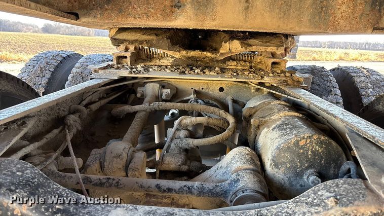 image for item DU6937 1994 Ford LTL9000 semi truck