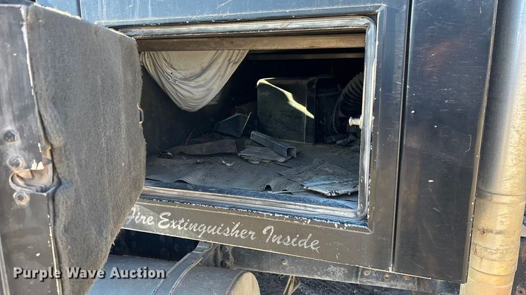 image for item DU6937 1994 Ford LTL9000 semi truck