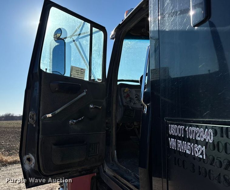 image for item DU6937 1994 Ford LTL9000 semi truck