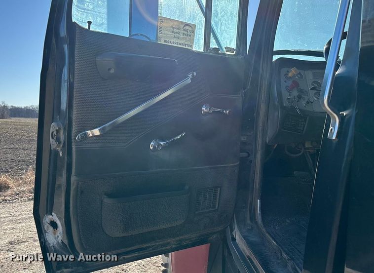 image for item DU6937 1994 Ford LTL9000 semi truck