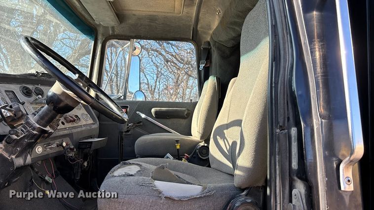 image for item DU6937 1994 Ford LTL9000 semi truck