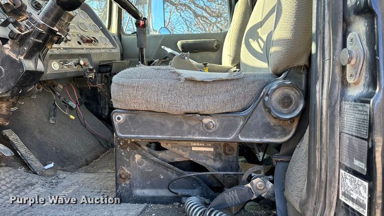 image for item DU6937 1994 Ford LTL9000 semi truck