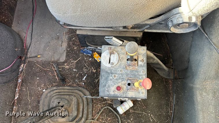 image for item DU6937 1994 Ford LTL9000 semi truck