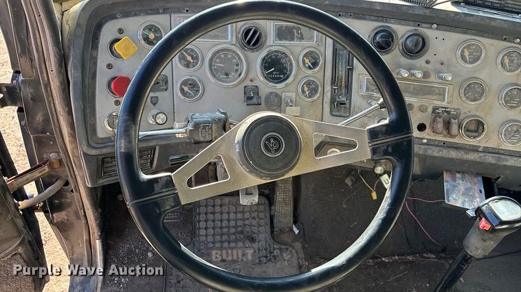 image for item DU6937 1994 Ford LTL9000 semi truck