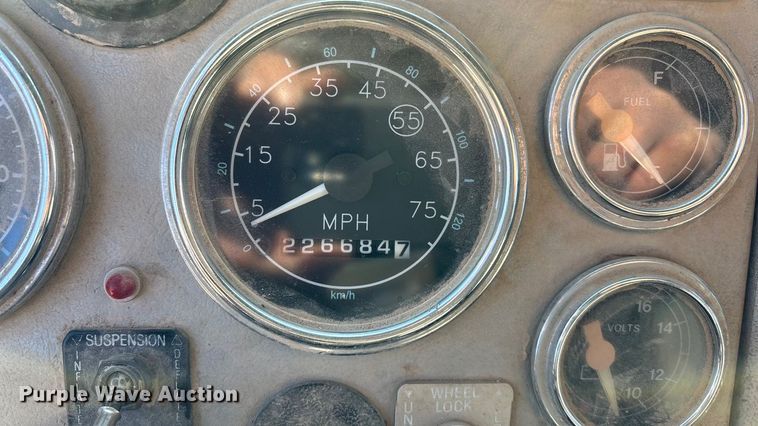 image for item DU6937 1994 Ford LTL9000 semi truck