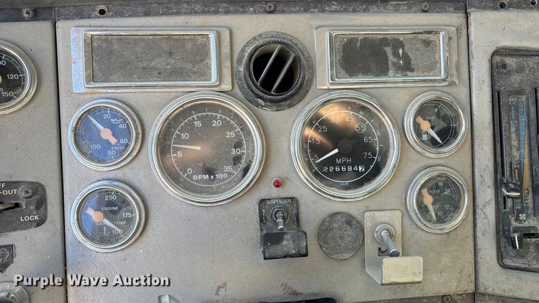 image for item DU6937 1994 Ford LTL9000 semi truck