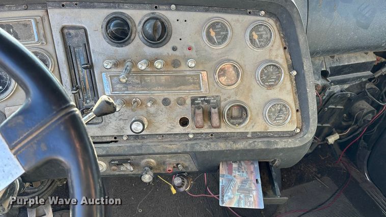 image for item DU6937 1994 Ford LTL9000 semi truck