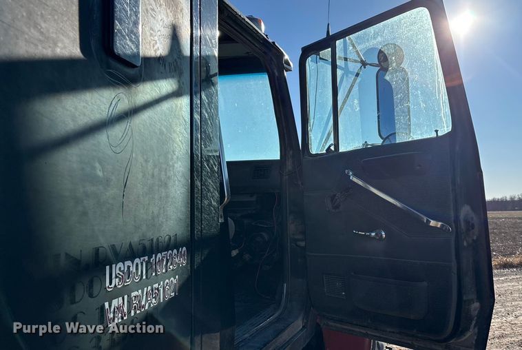 image for item DU6937 1994 Ford LTL9000 semi truck