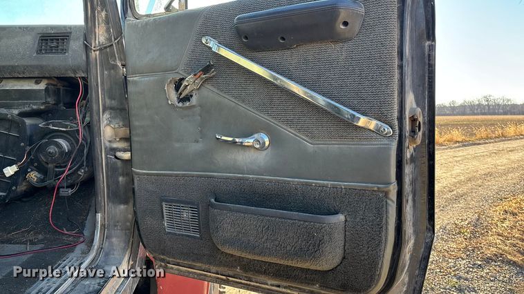 image for item DU6937 1994 Ford LTL9000 semi truck