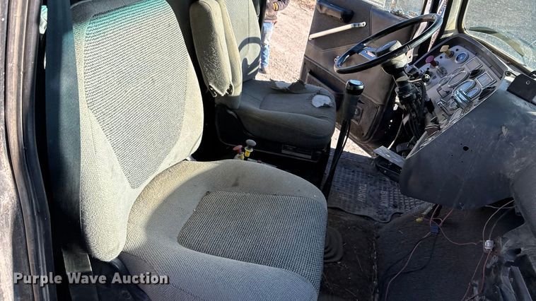 image for item DU6937 1994 Ford LTL9000 semi truck