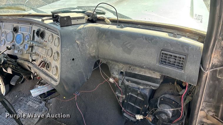 image for item DU6937 1994 Ford LTL9000 semi truck