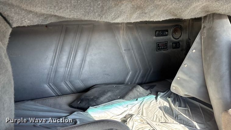 image for item DU6937 1994 Ford LTL9000 semi truck