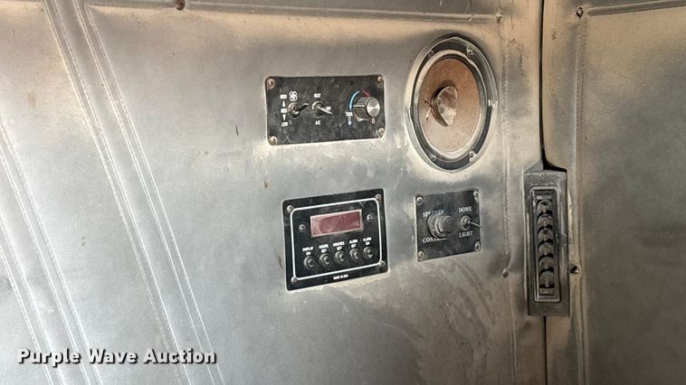 image for item DU6937 1994 Ford LTL9000 semi truck