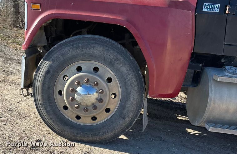image for item DU6937 1994 Ford LTL9000 semi truck