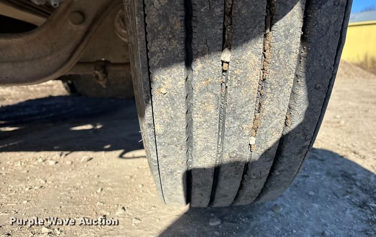 image for item DU6937 1994 Ford LTL9000 semi truck