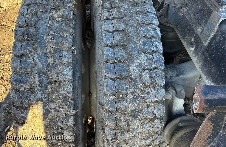 image for item DU6937 1994 Ford LTL9000 semi truck