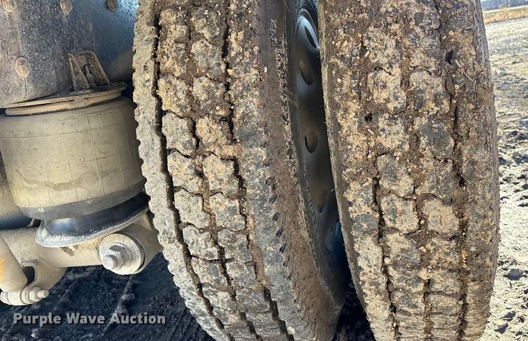 image for item DU6937 1994 Ford LTL9000 semi truck