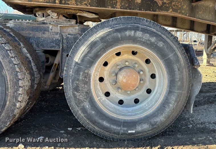 image for item DU6937 1994 Ford LTL9000 semi truck