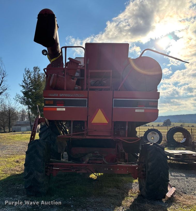 image for item DW7403 1989 Case IH 1660 RWA combine