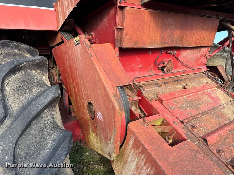 image for item DW7403 1989 Case IH 1660 RWA combine