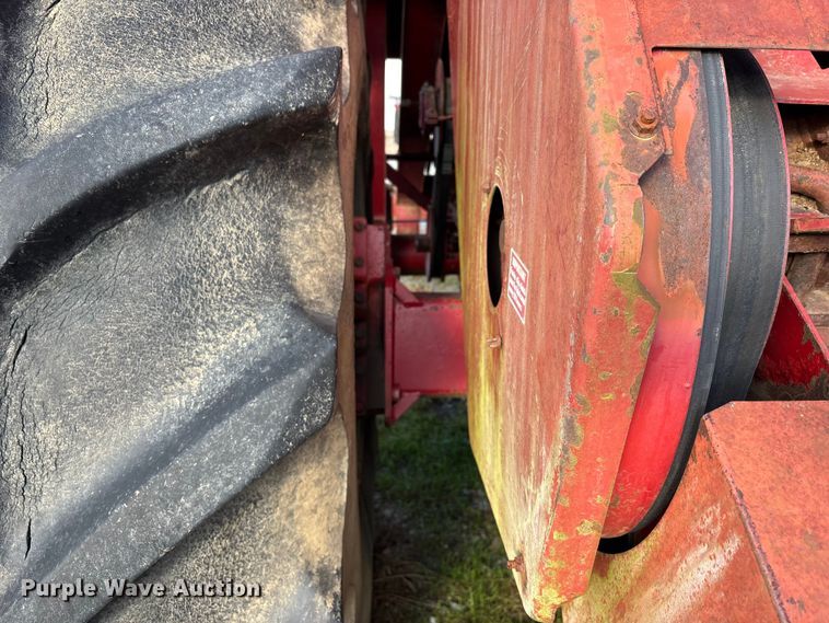 image for item DW7403 1989 Case IH 1660 RWA combine