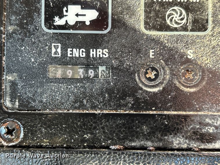 image for item DW7403 1989 Case IH 1660 RWA combine