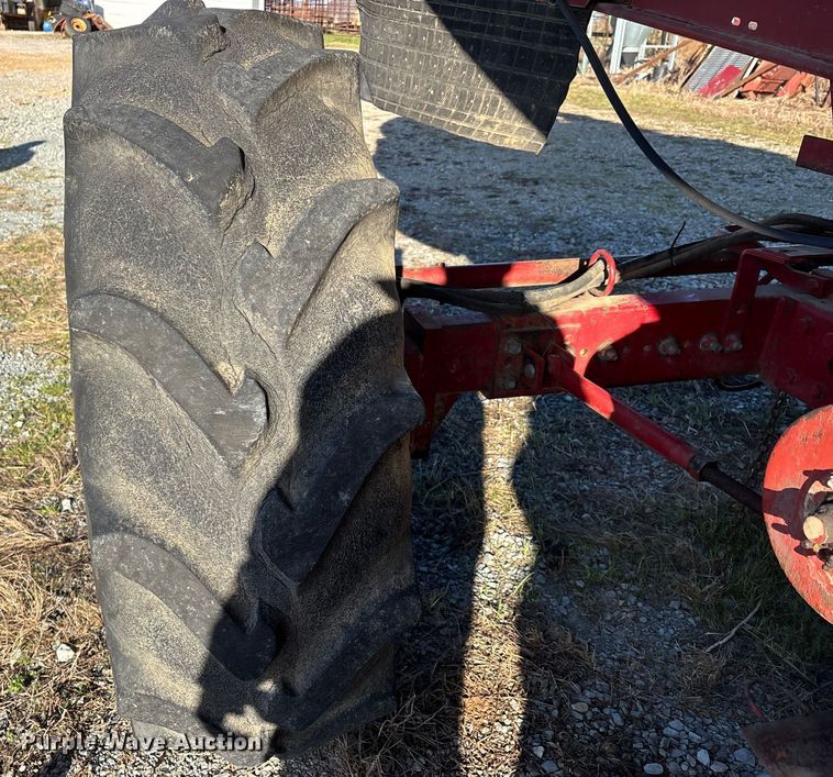 image for item DW7403 1989 Case IH 1660 RWA combine