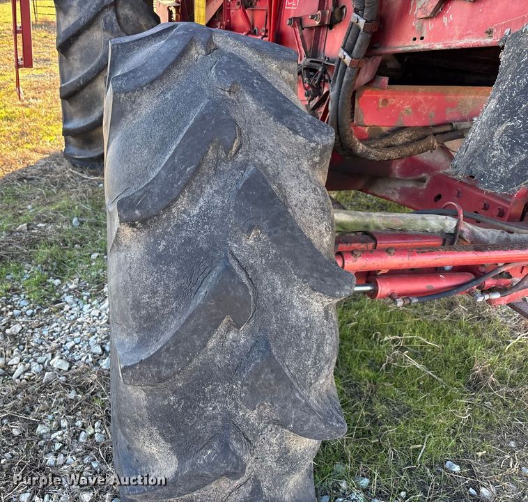 image for item DW7403 1989 Case IH 1660 RWA combine
