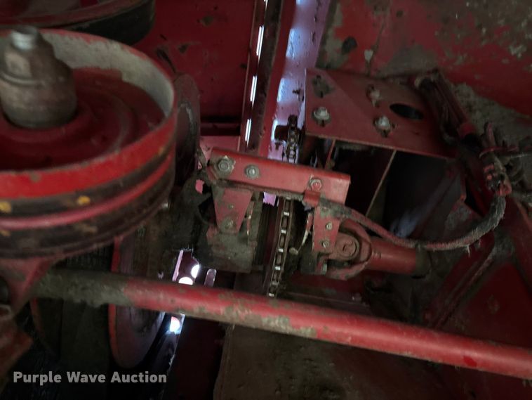 image for item DW7404 1986 Case IH 1660 RWA combine