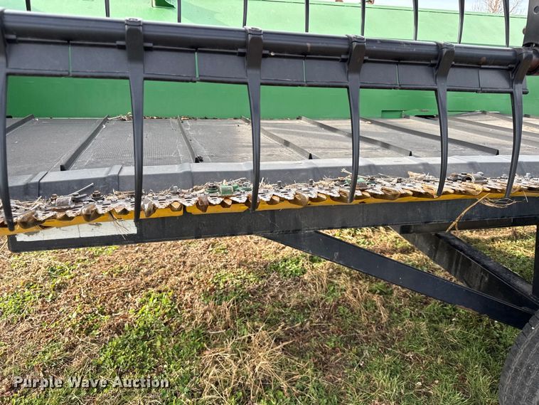 image for item EN0186 2012 John Deere 635FD flex draper head