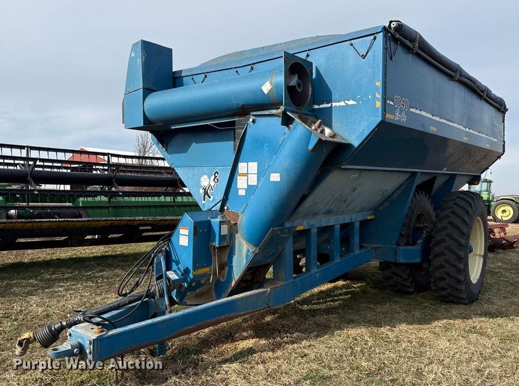 image for item EN0187 Kinze 1040 grain cart