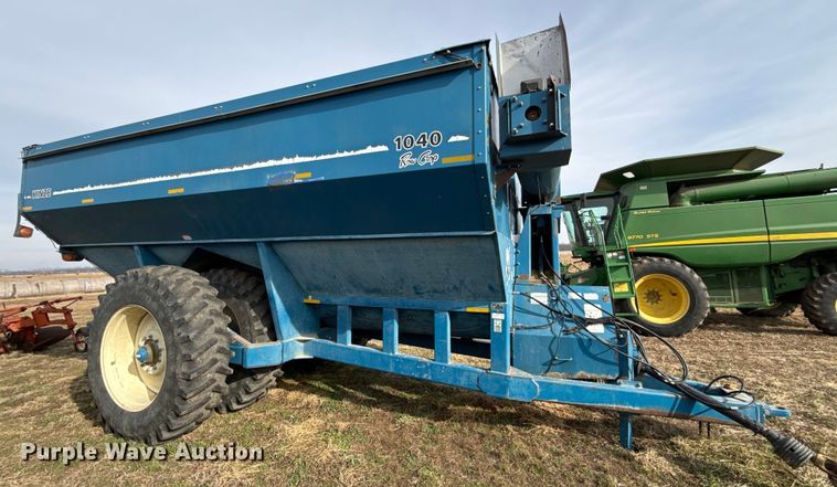 image for item EN0187 Kinze 1040 grain cart