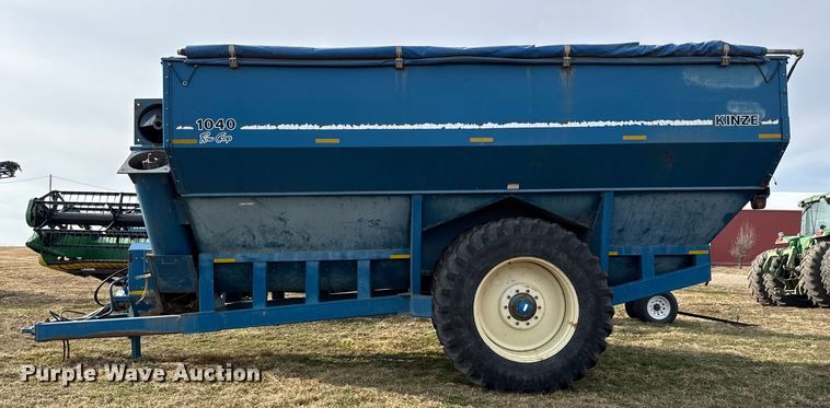image for item EN0187 Kinze 1040 grain cart