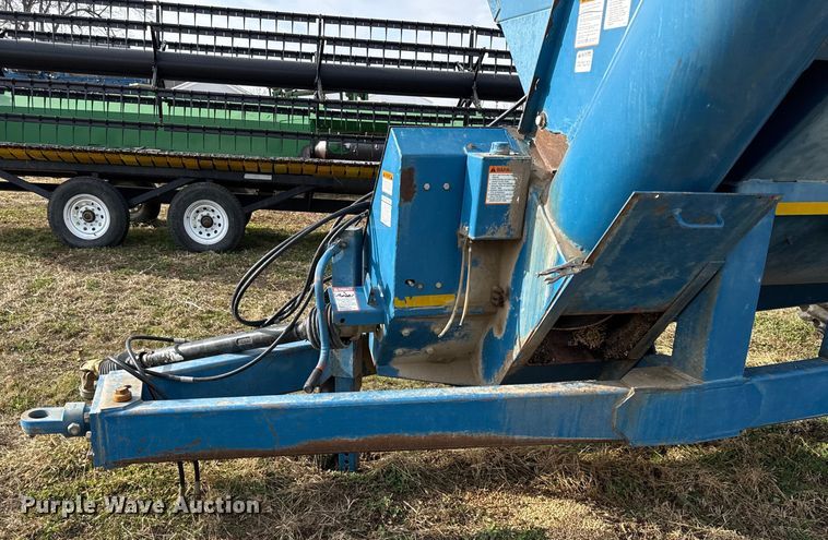 image for item EN0187 Kinze 1040 grain cart