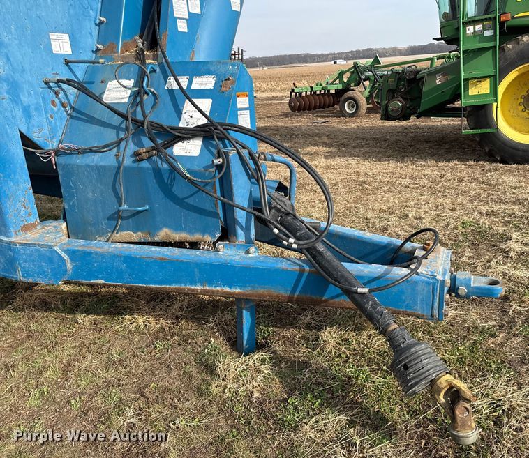 image for item EN0187 Kinze 1040 grain cart