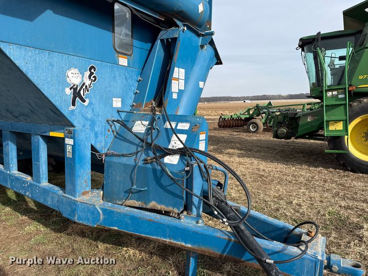 image for item EN0187 Kinze 1040 grain cart