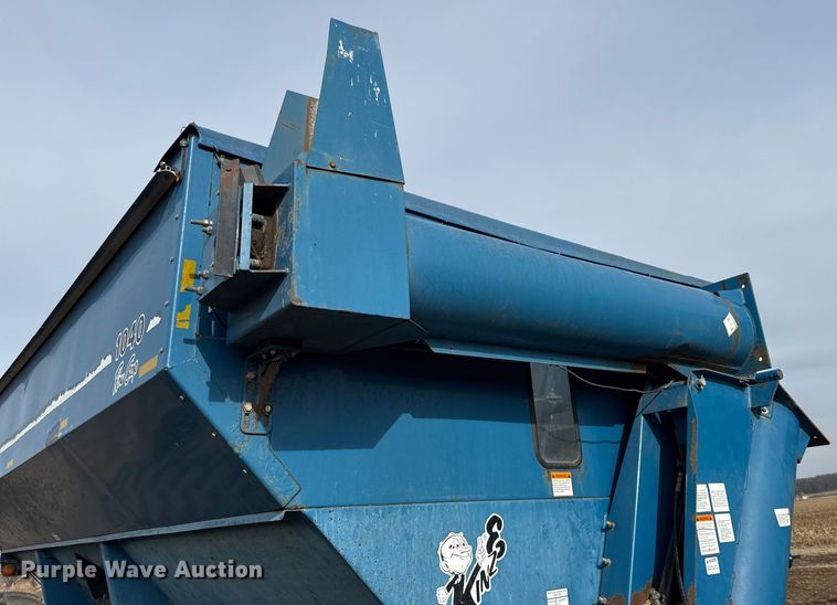 image for item EN0187 Kinze 1040 grain cart