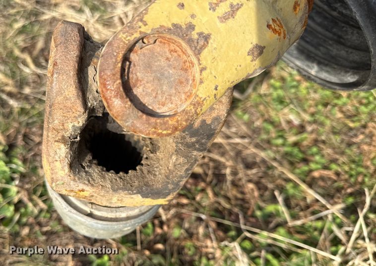 image for item EN0187 Kinze 1040 grain cart