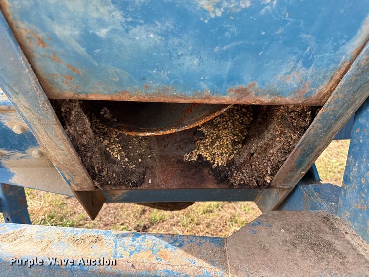 image for item EN0187 Kinze 1040 grain cart