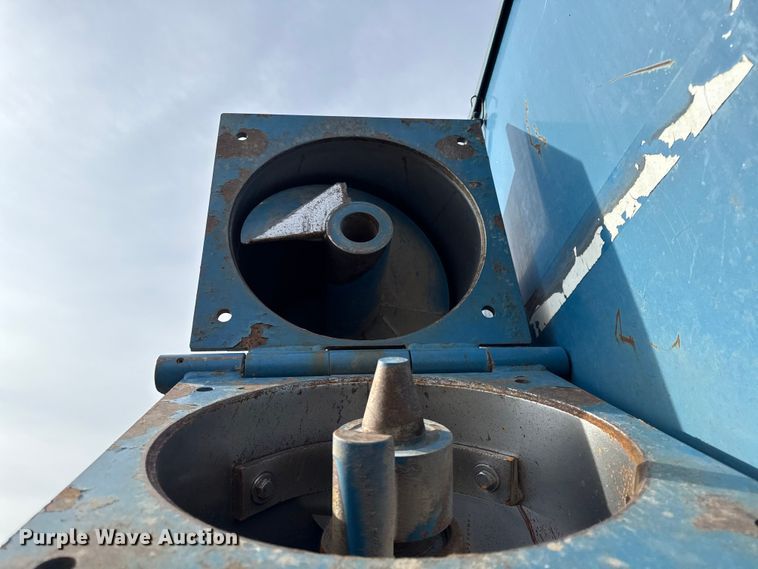 image for item EN0187 Kinze 1040 grain cart