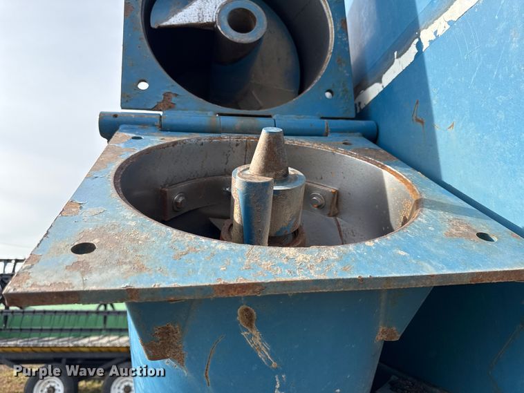 image for item EN0187 Kinze 1040 grain cart