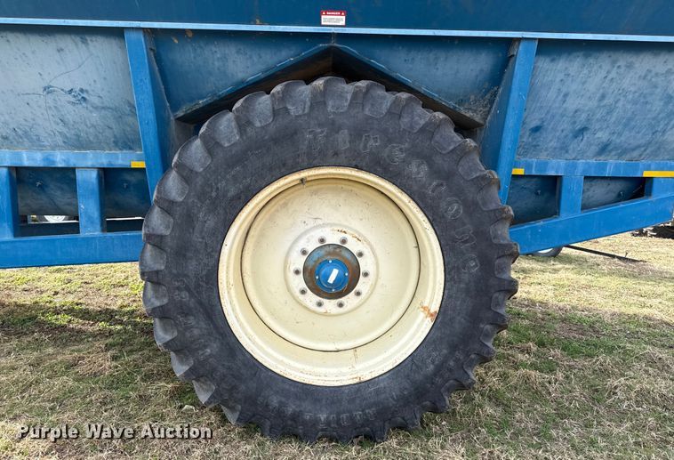 image for item EN0187 Kinze 1040 grain cart