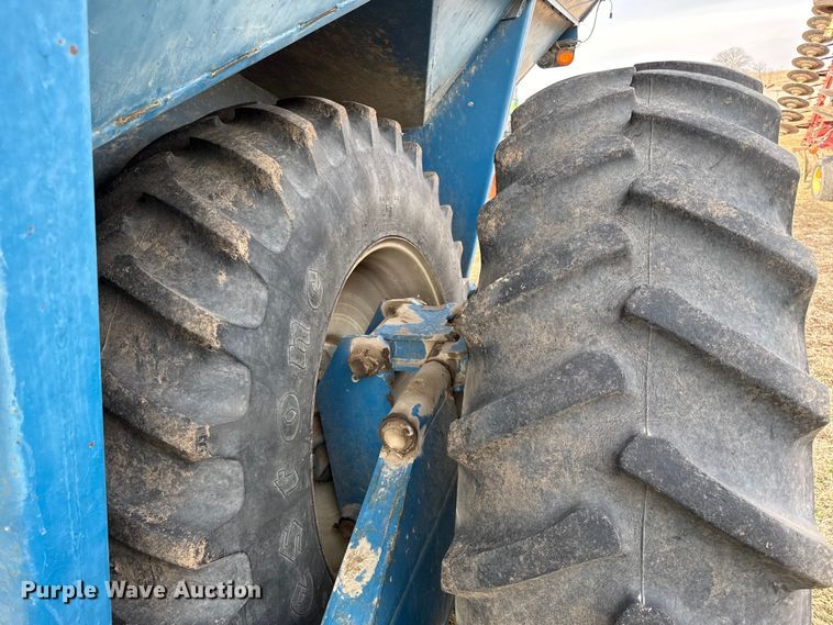 image for item EN0187 Kinze 1040 grain cart