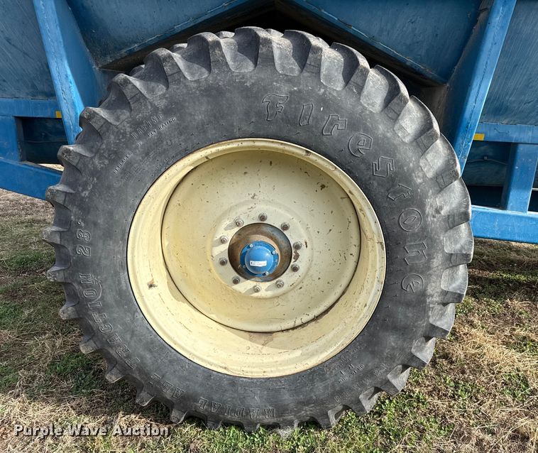 image for item EN0187 Kinze 1040 grain cart