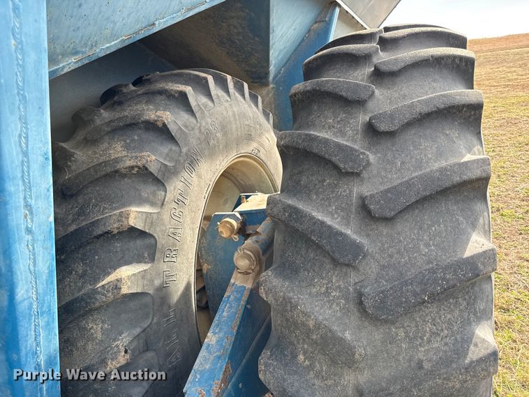 image for item EN0187 Kinze 1040 grain cart