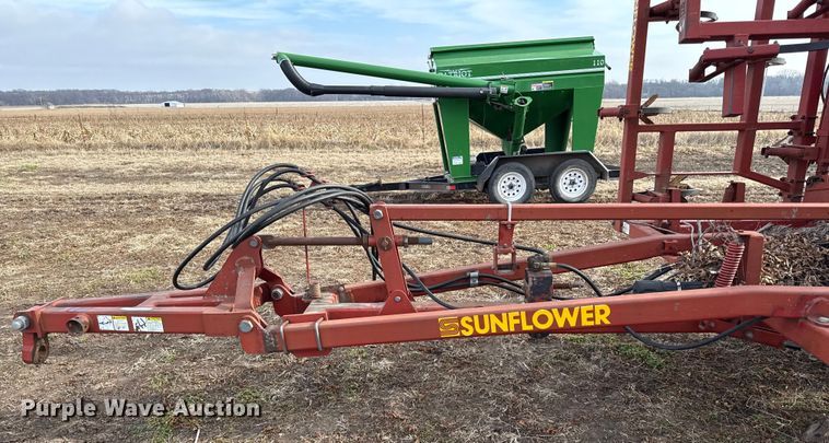 image for item EN0191 Sunflower 5054-47 field cultivator