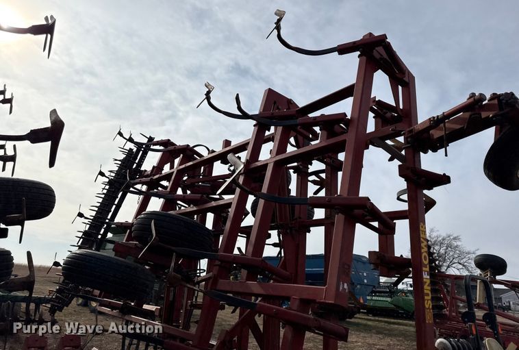 image for item EN0191 Sunflower 5054-47 field cultivator