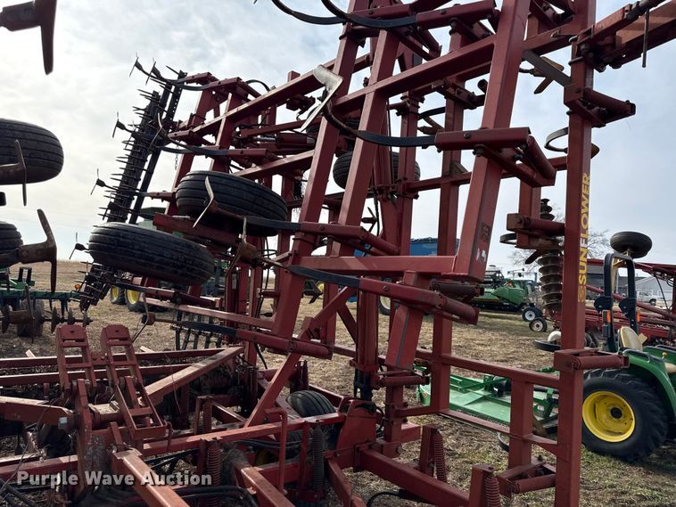 image for item EN0191 Sunflower 5054-47 field cultivator