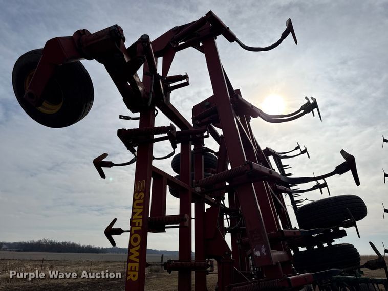 image for item EN0191 Sunflower 5054-47 field cultivator