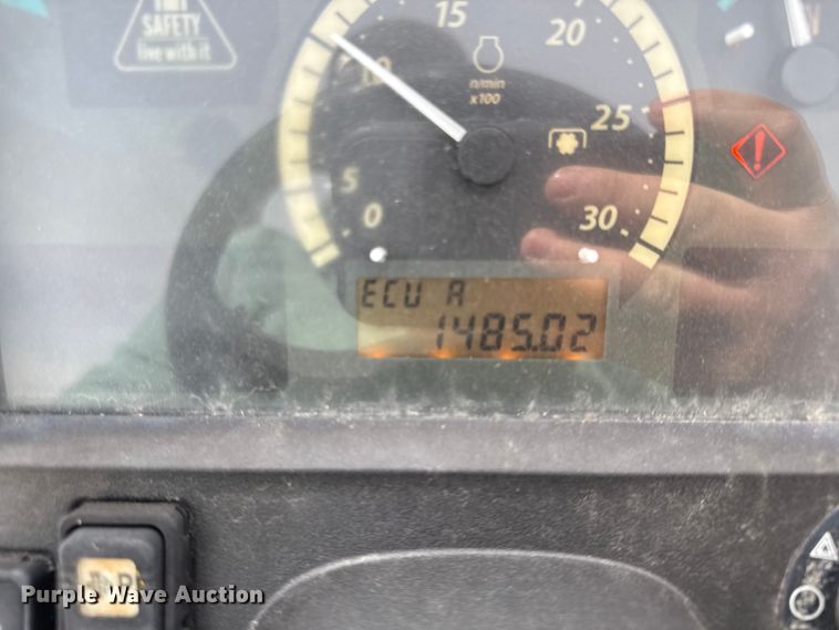 image for item EN0192 2015 John Deere 3038E MFWD tractor